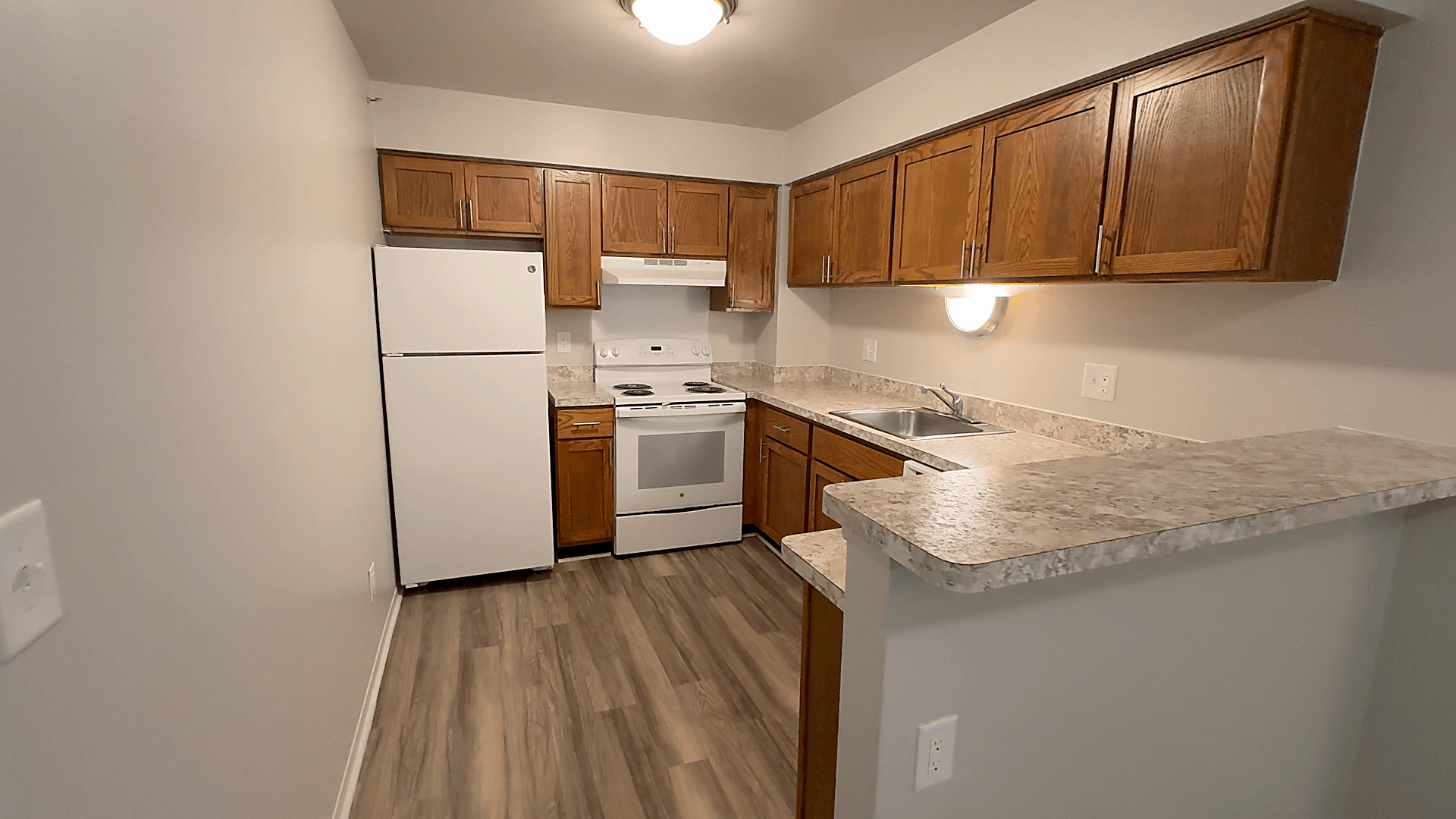 Lakeside Village Apartments Image 3