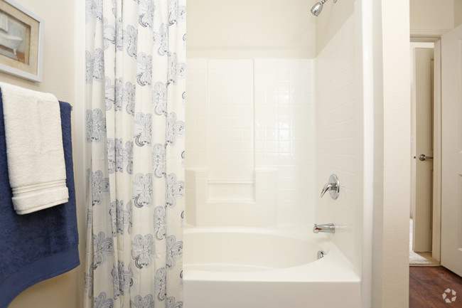 Watersedge Apartments Image 11