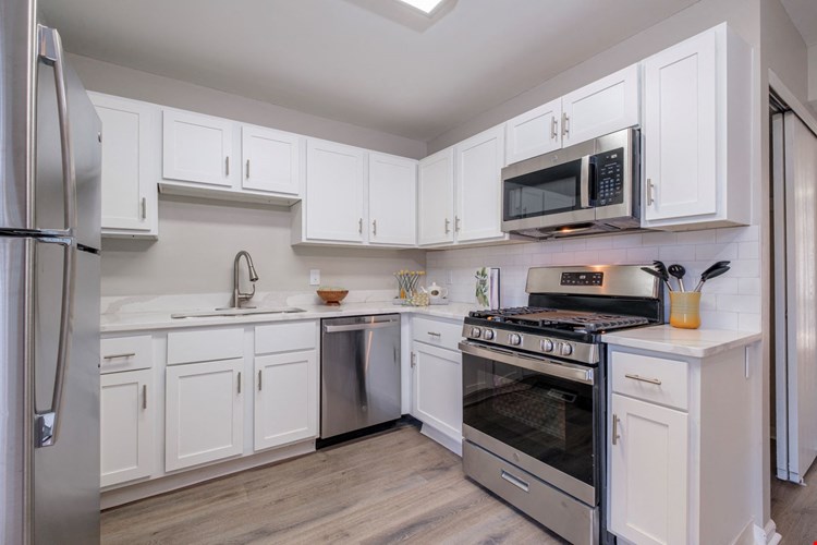 Heathermoor and Bedford Commons Apartments Image 1