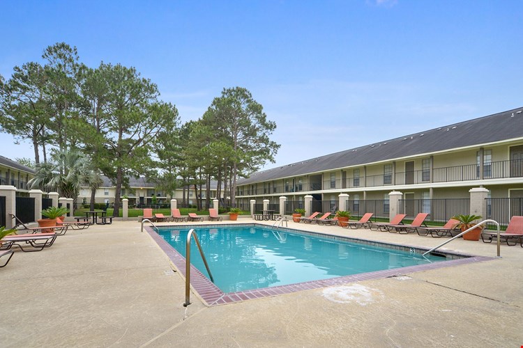 Ole London Towne Apartments Image 1