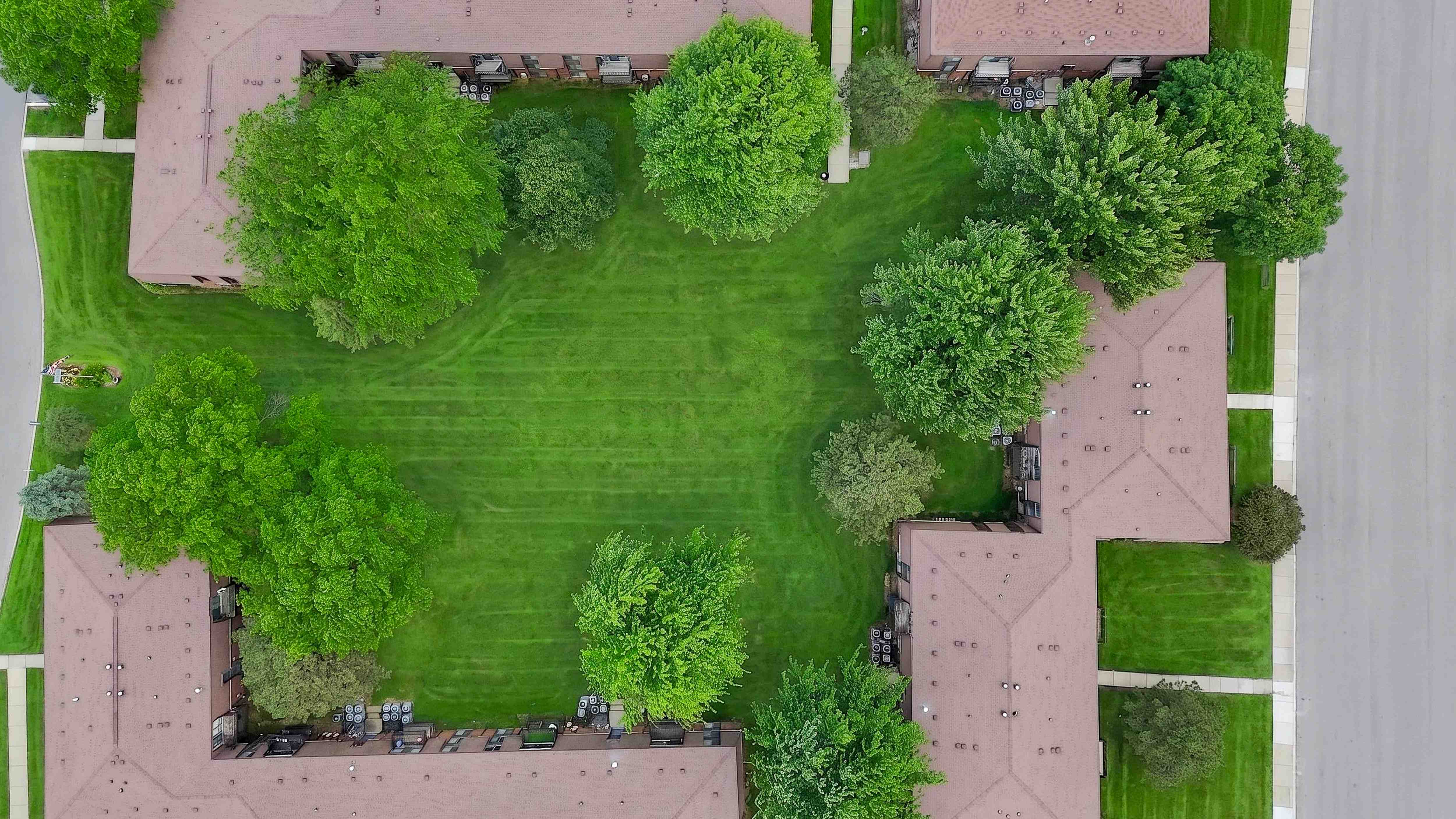 Expansive green space at Drawbridge Apartments in Harrison Township, MI.