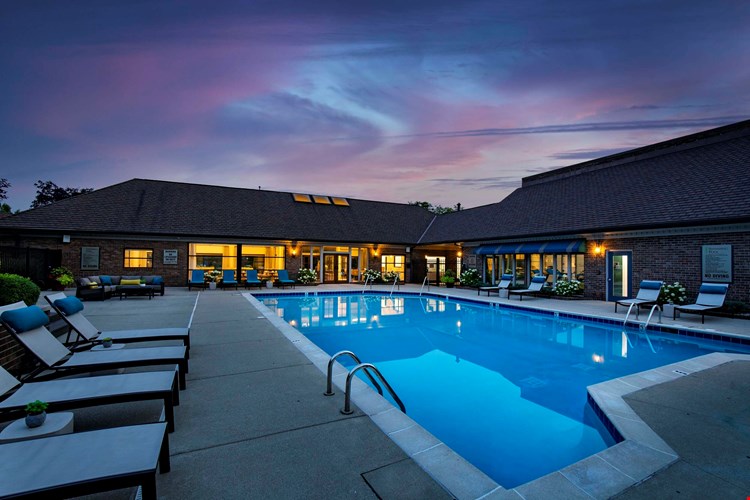 Willow Lake Apartments and Townhomes Image 2