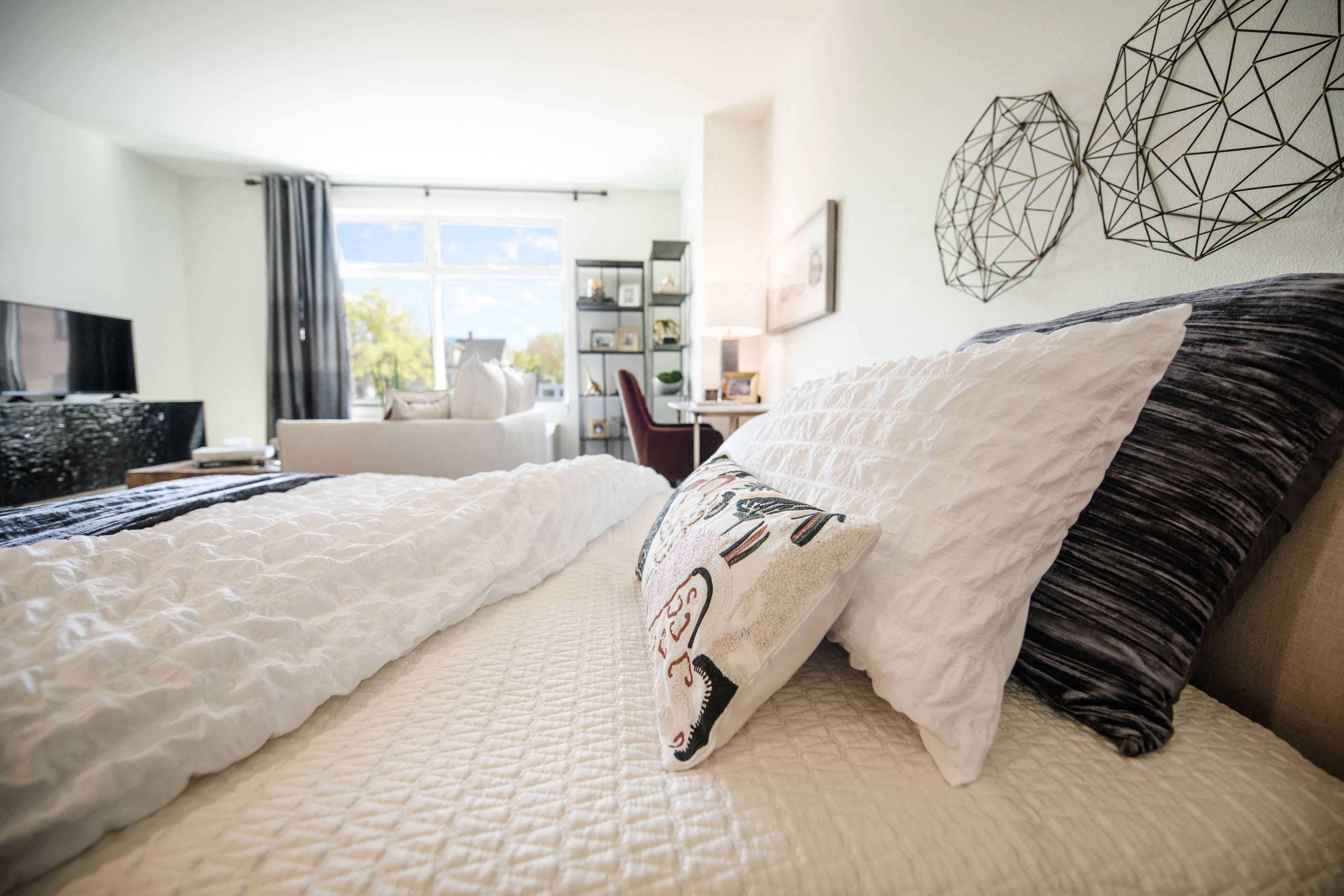 The George Besaw Apartments Bed and Pillows