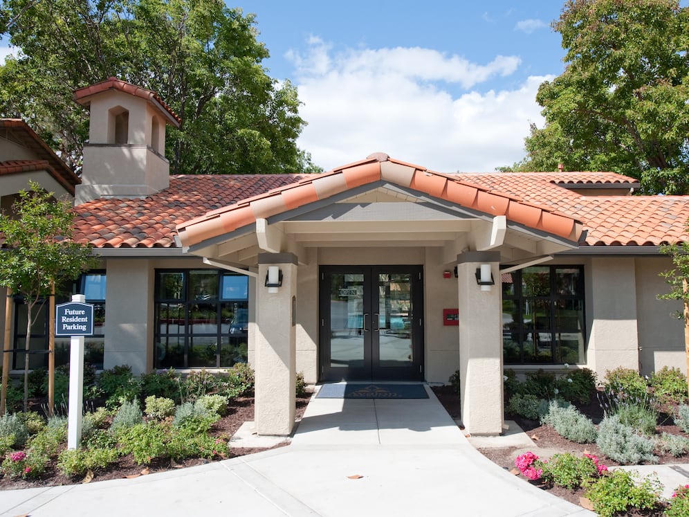 Exterior Leasing Center