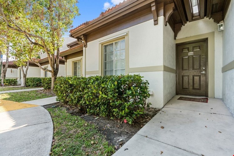 Emerald Palms Apartment Image 33