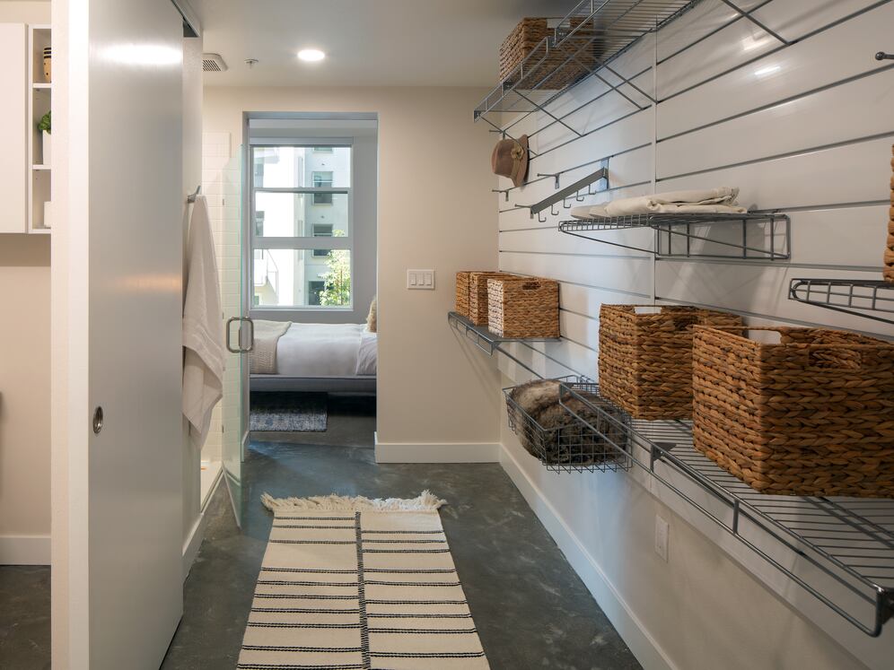 Customizable closets