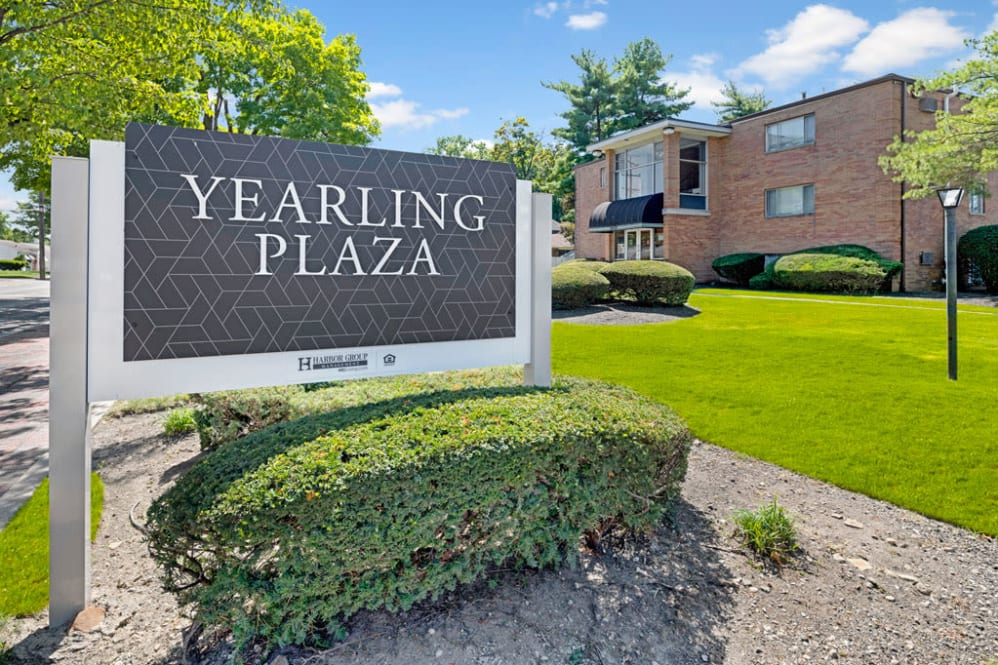 Yearling Plaza Image 3