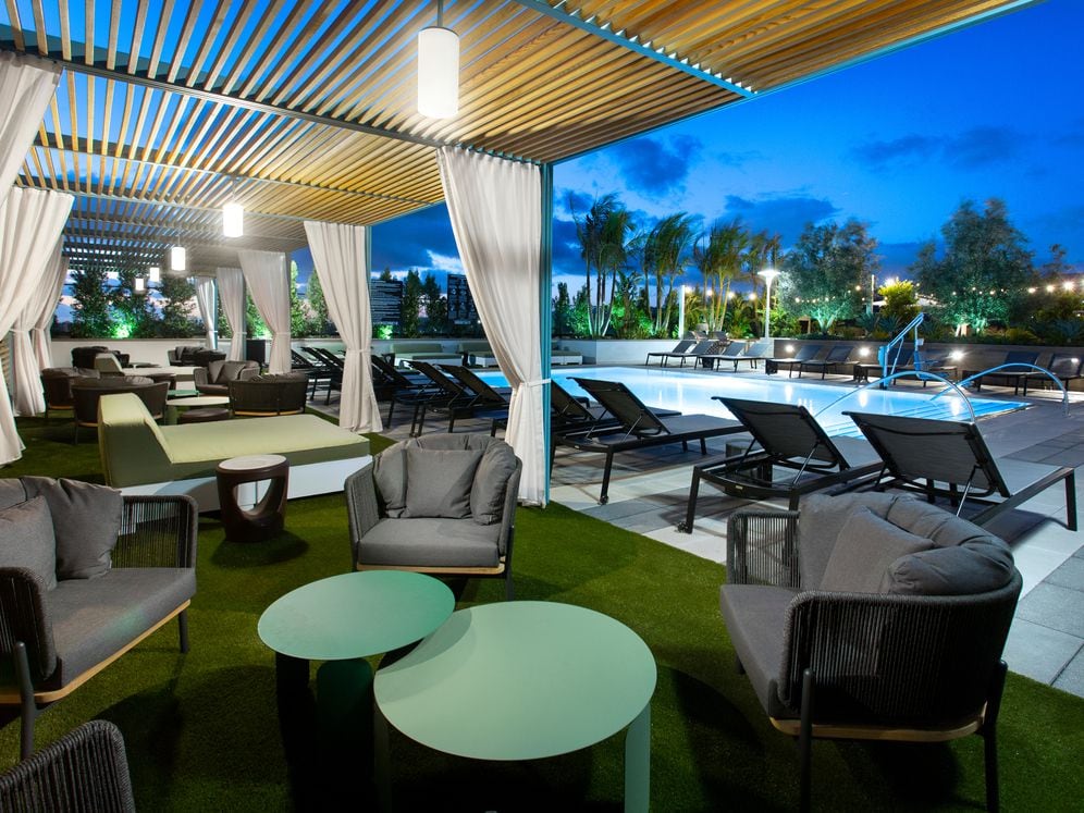 Building B rooftop pool, spa and lounge