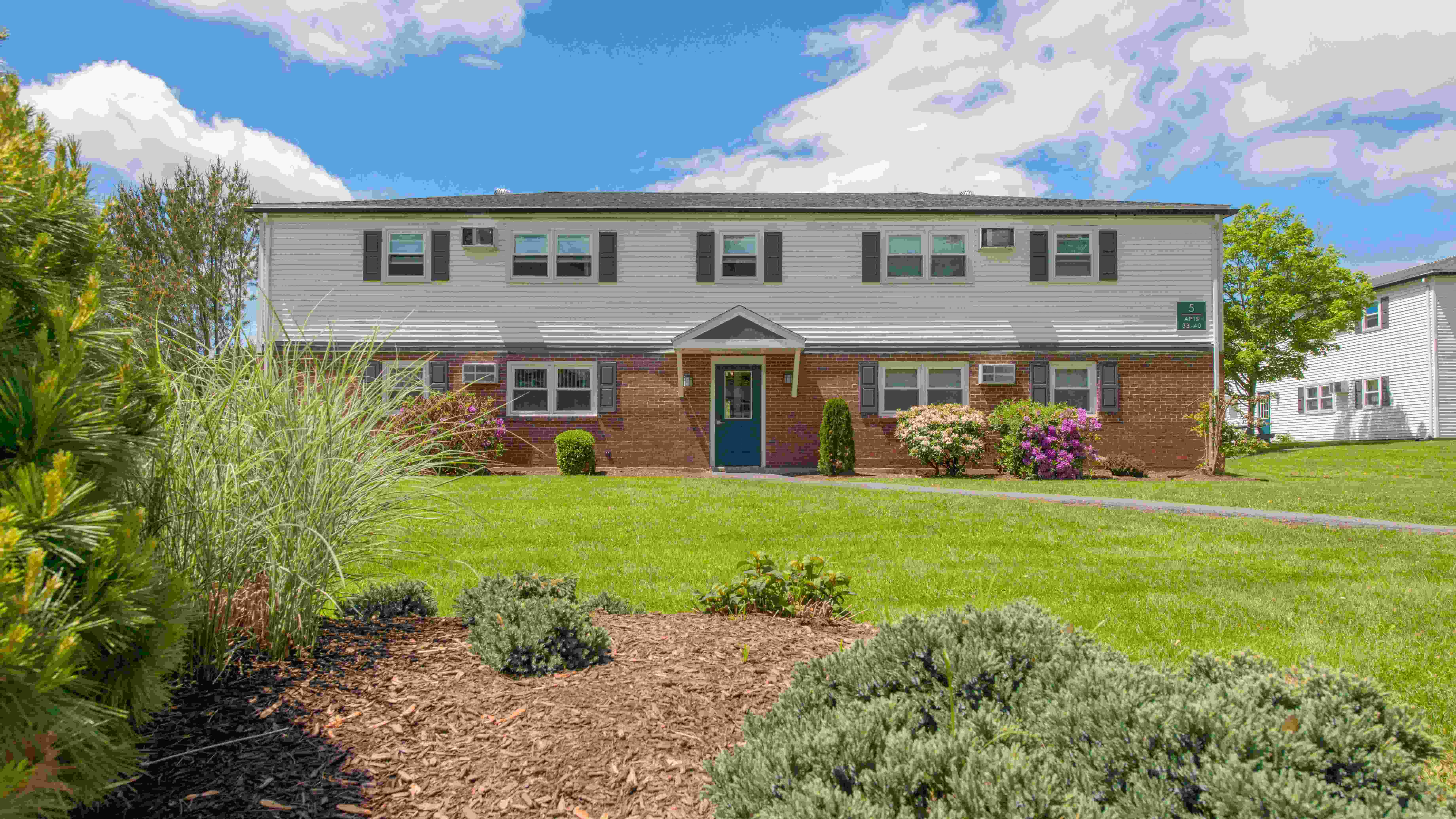 Enjoy coming home to your lush, green surroundings. Our meticulously landscaped grounds provide the perfect backdrop for your dream apartment life in Amherst.