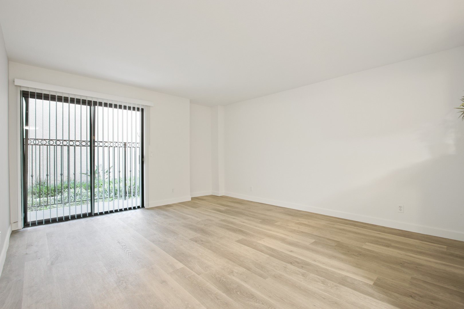 Zelzah Court Apartments Image 31