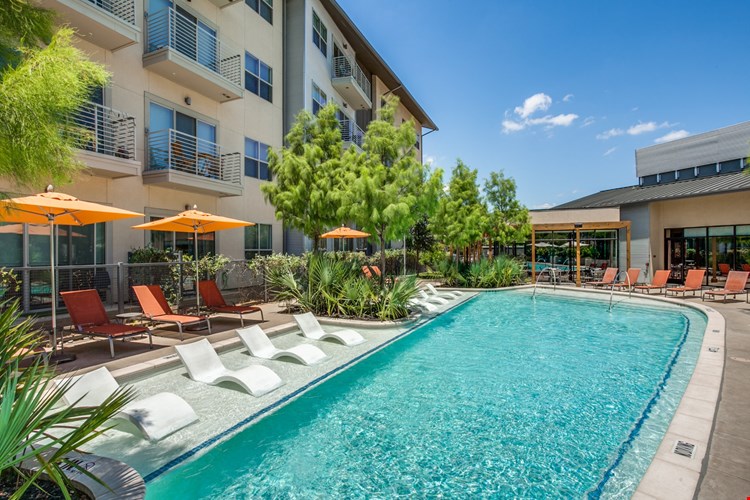 Yorktown Luxury Apartments Image 4