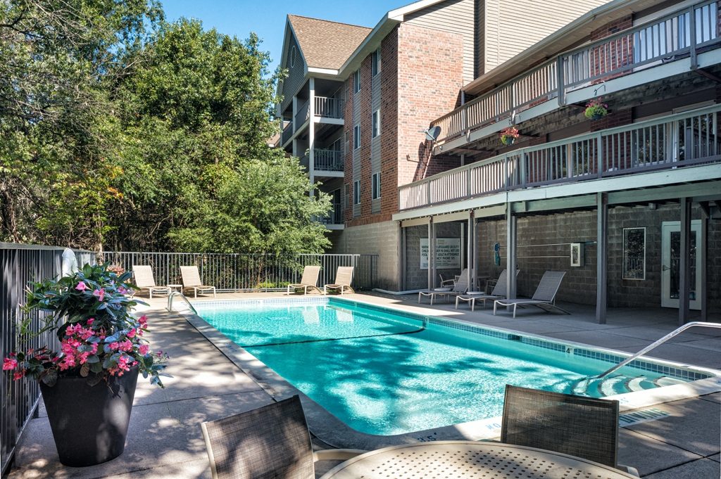 Minnetonka Hills Apartments Image 4