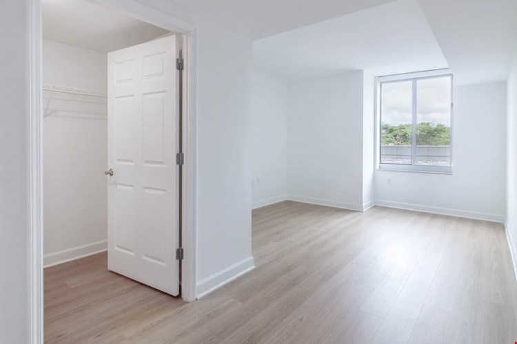 1800 Oak Image 77