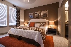 Icon at Dulles Station Image 16