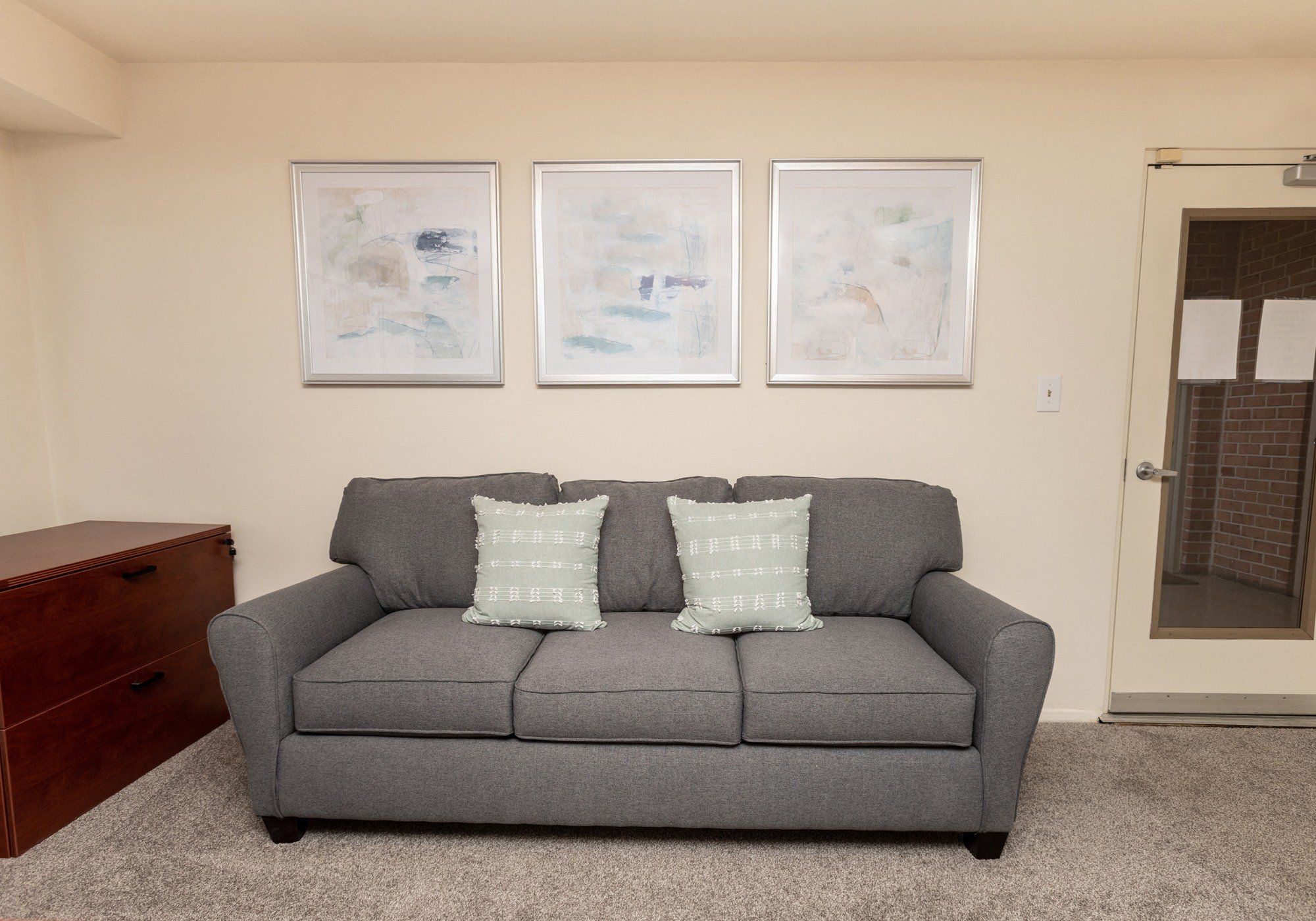 Traditional living room at Seminary Roundtop in Lutherville-Timonium