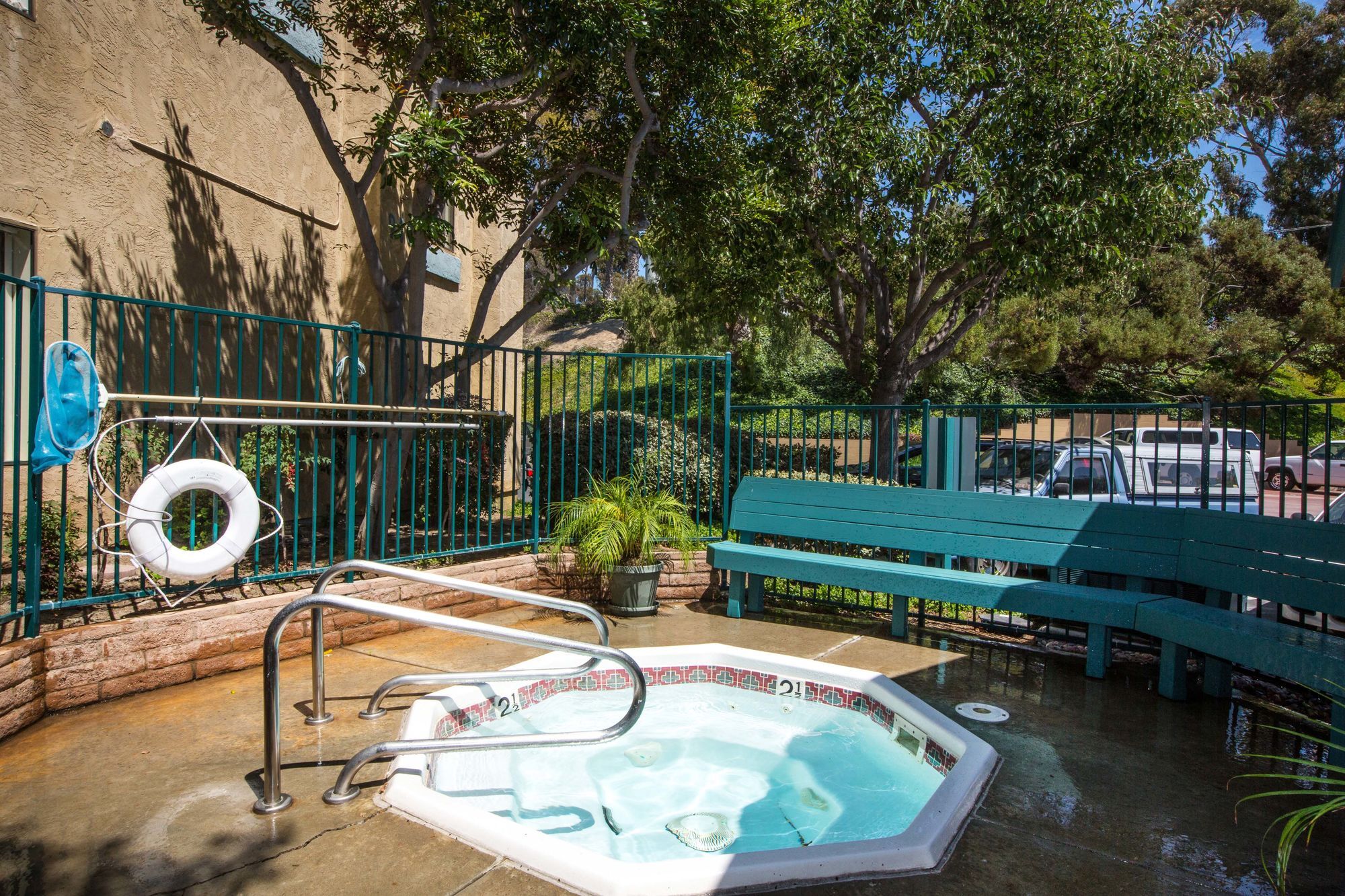 Salt & Vine Oceanside Apartments Image 7