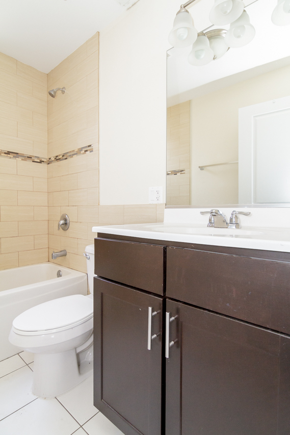 851-59 W. Cornelia Image 20