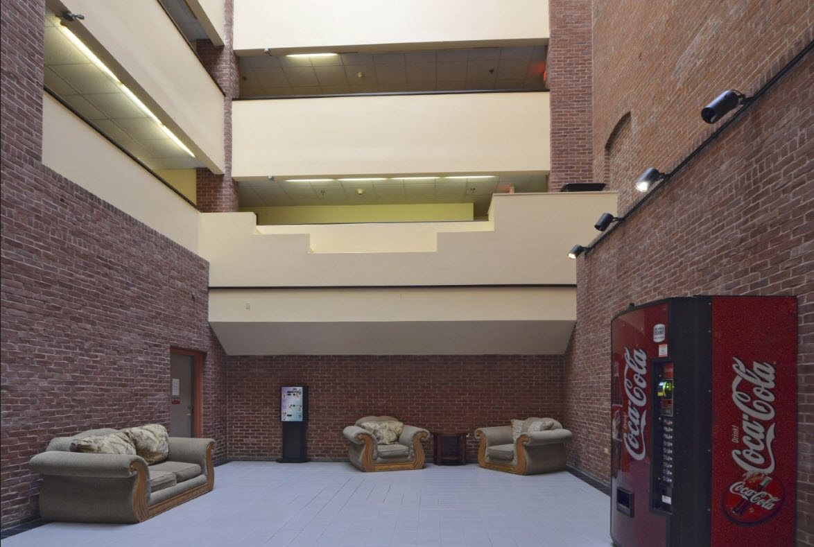 Oxford Court Apartments Image 9