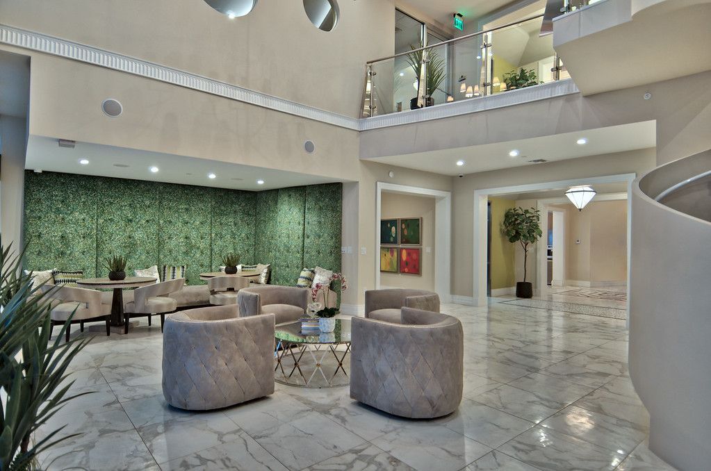 Eberson - Lavish living room for entertaining guests