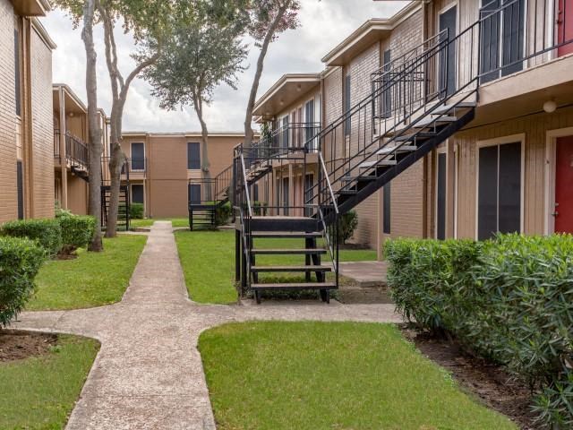 Braeswood Oaks Image 4