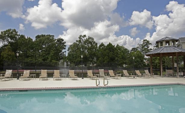 Mandeville Lake Apartments Image 2
