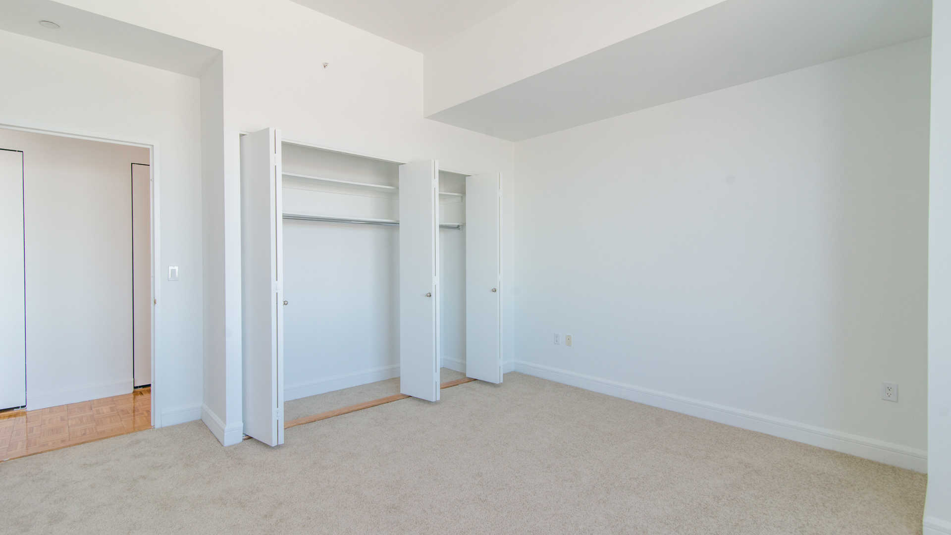 160 Riverside Boulevard Image 19