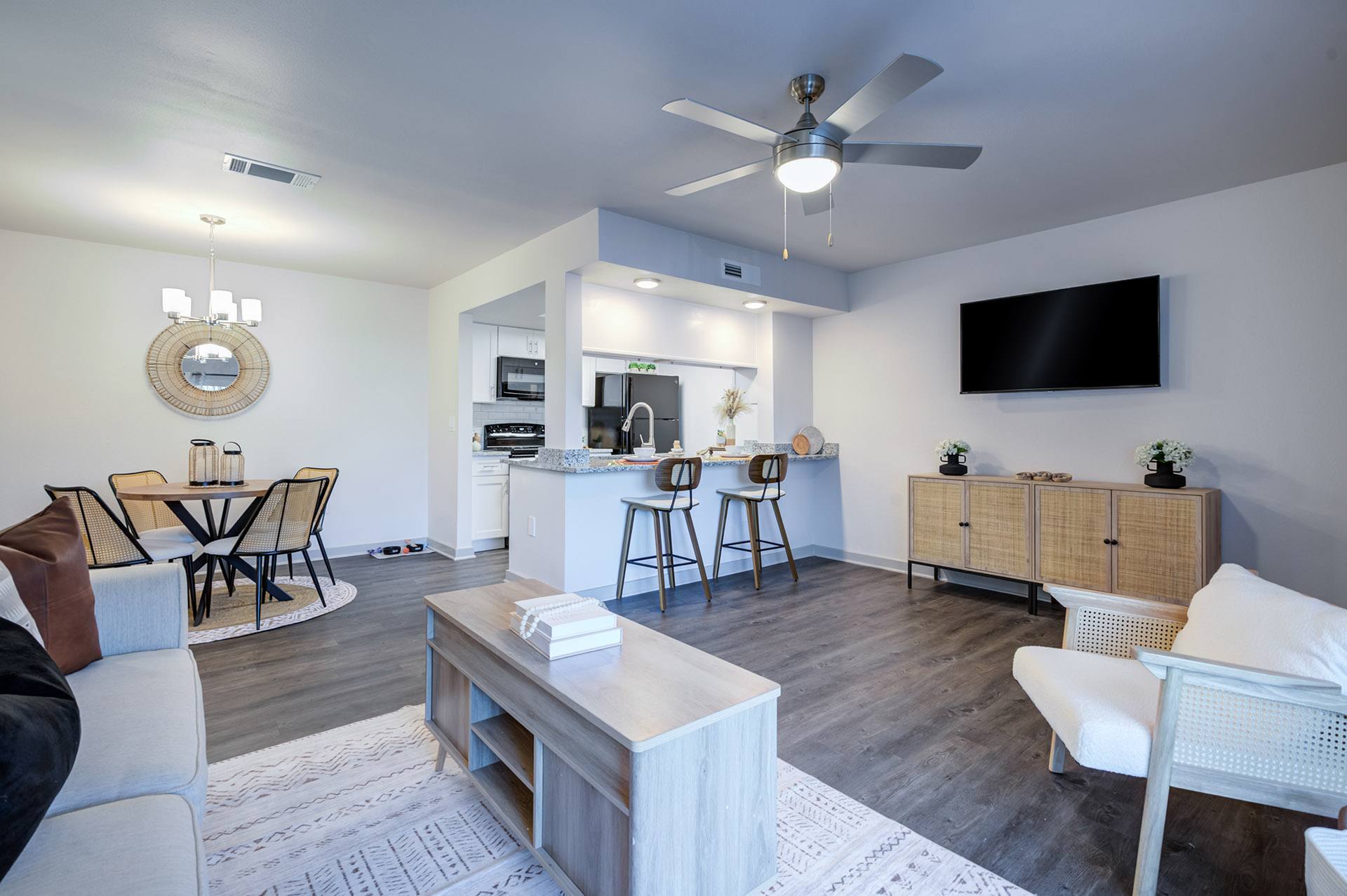 L'Estancia Apartment Homes Image 5