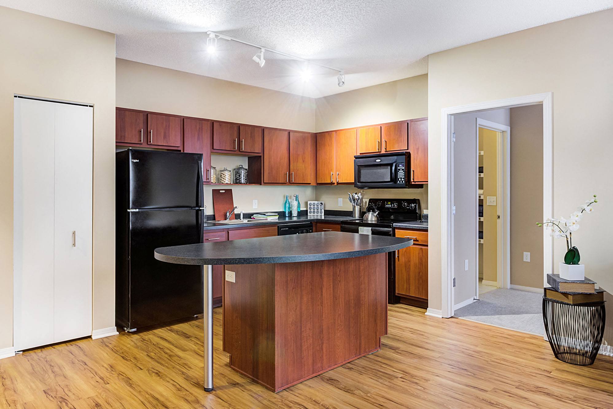 Uptown Lake Apartments Image 9