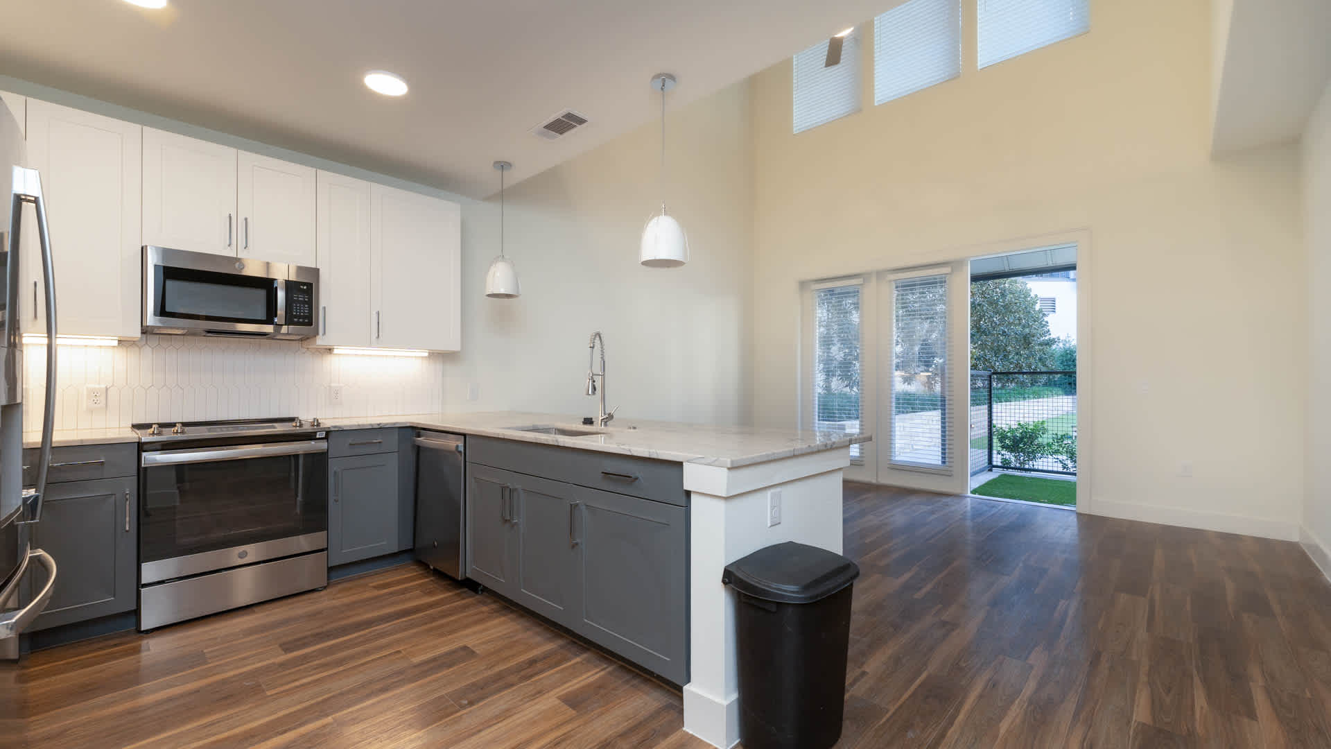 Olivian at the Realm Image 5