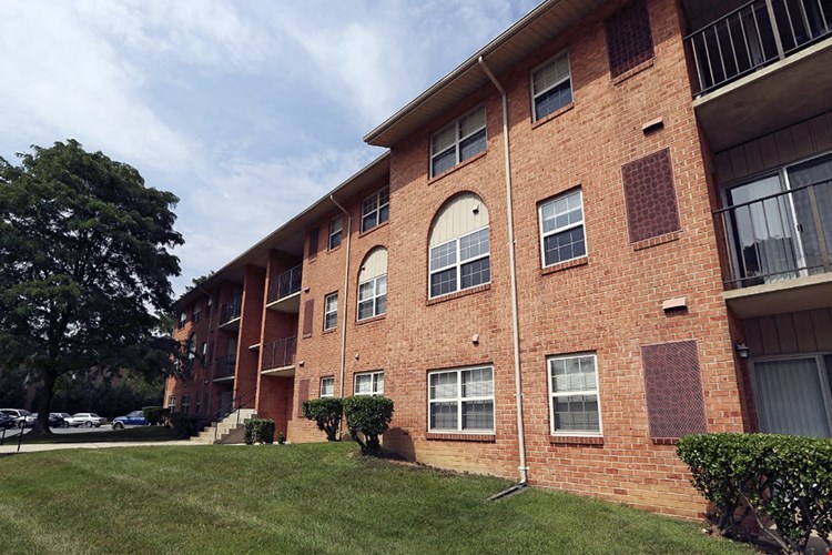 Seminary Roundtop Apartments front exterior