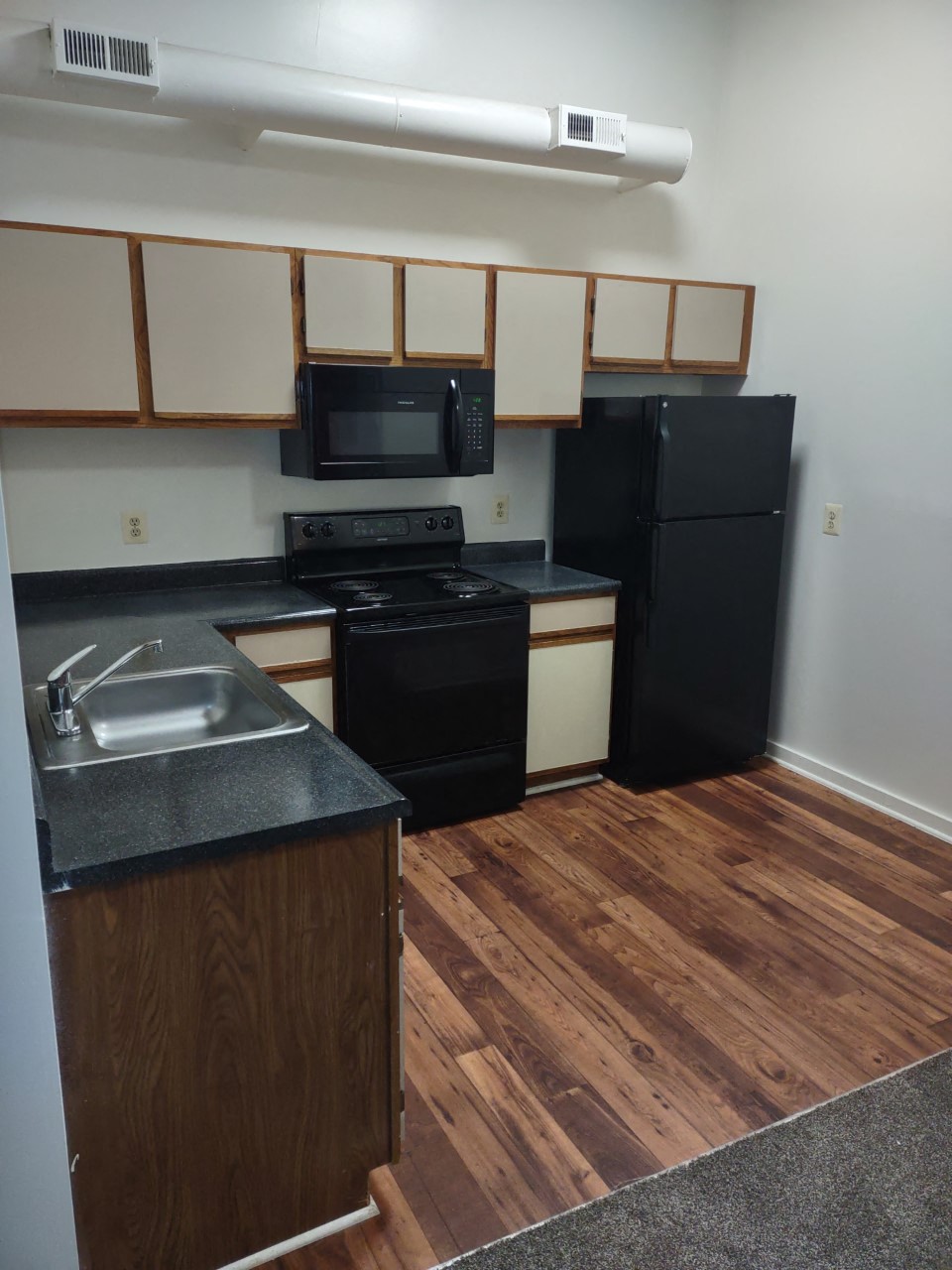 Marlboro Classic Apt & Redwood Square Image 31