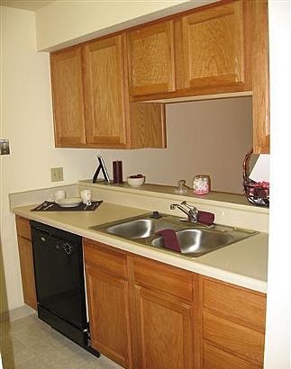 Capitol Commons Apartments and Townhomes Image 4