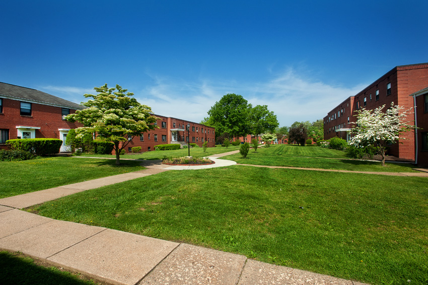 Hoodridge Court Apartments and Townhomes Image 2