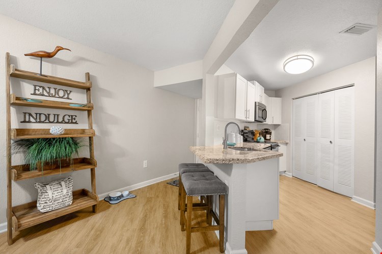 Emerald Palms Apartment Image 9