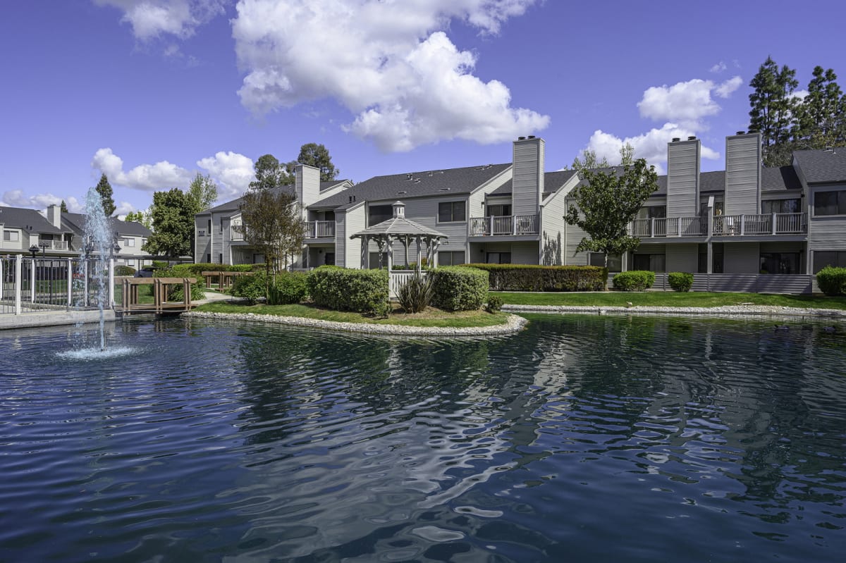 Lakeside Apartments Image 1