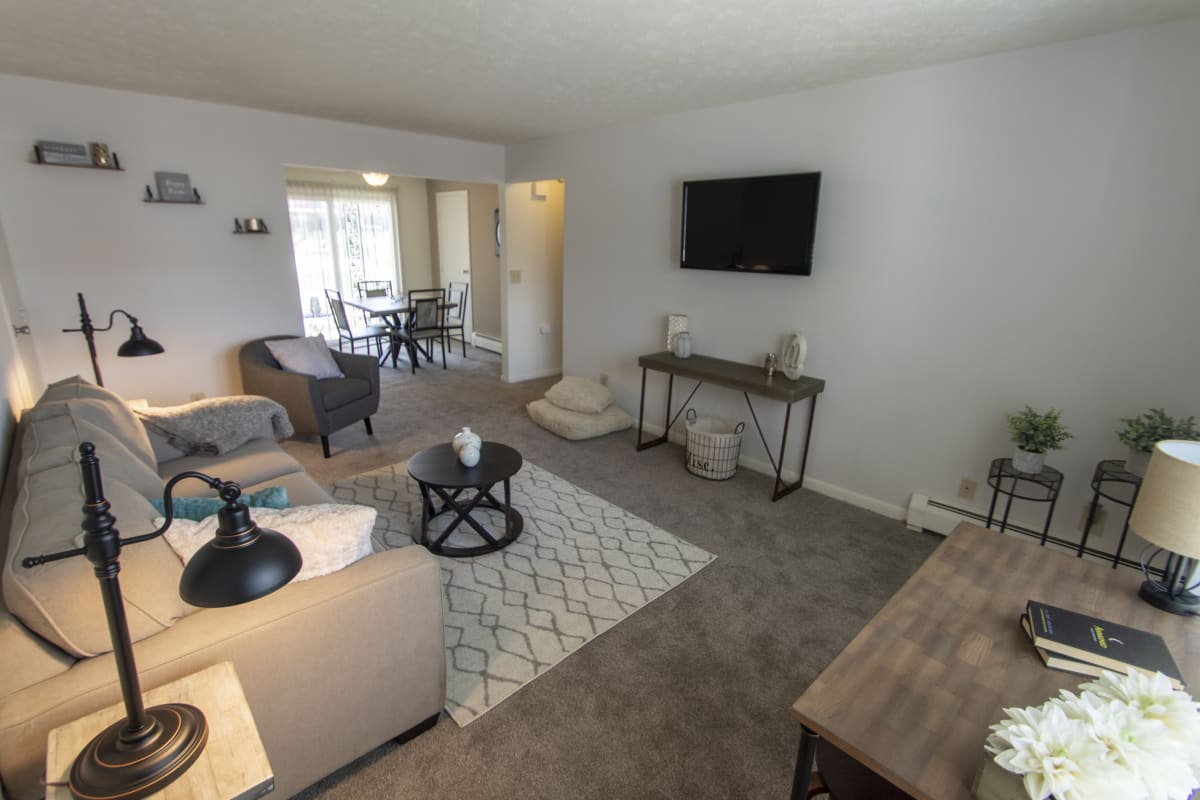 Compton Lake Apartments Image 8