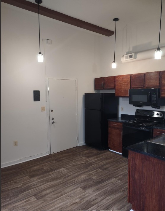 Marlboro Classic Apt & Redwood Square Image 18