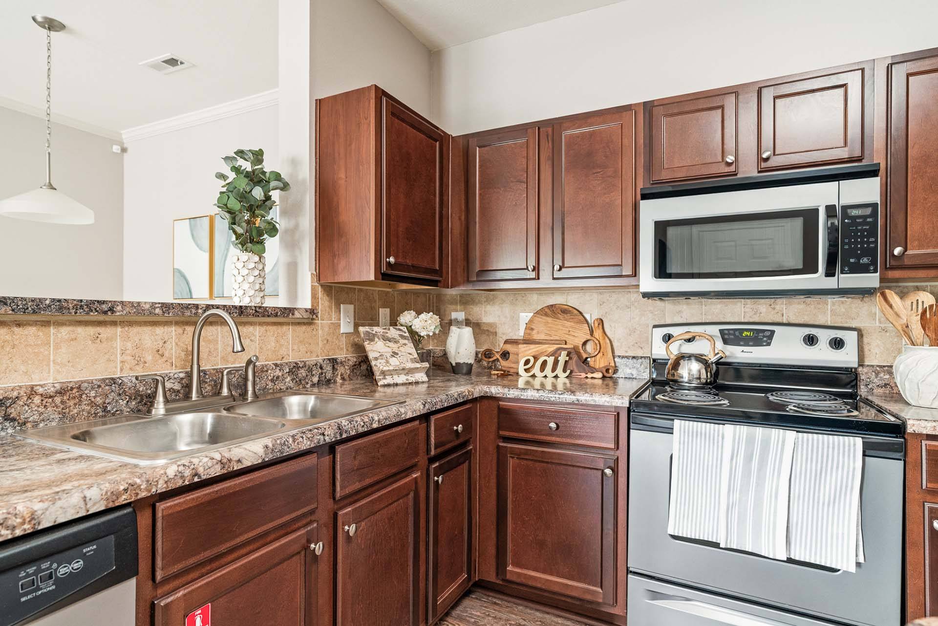Vintage Creekwood Park Apartments Image 2