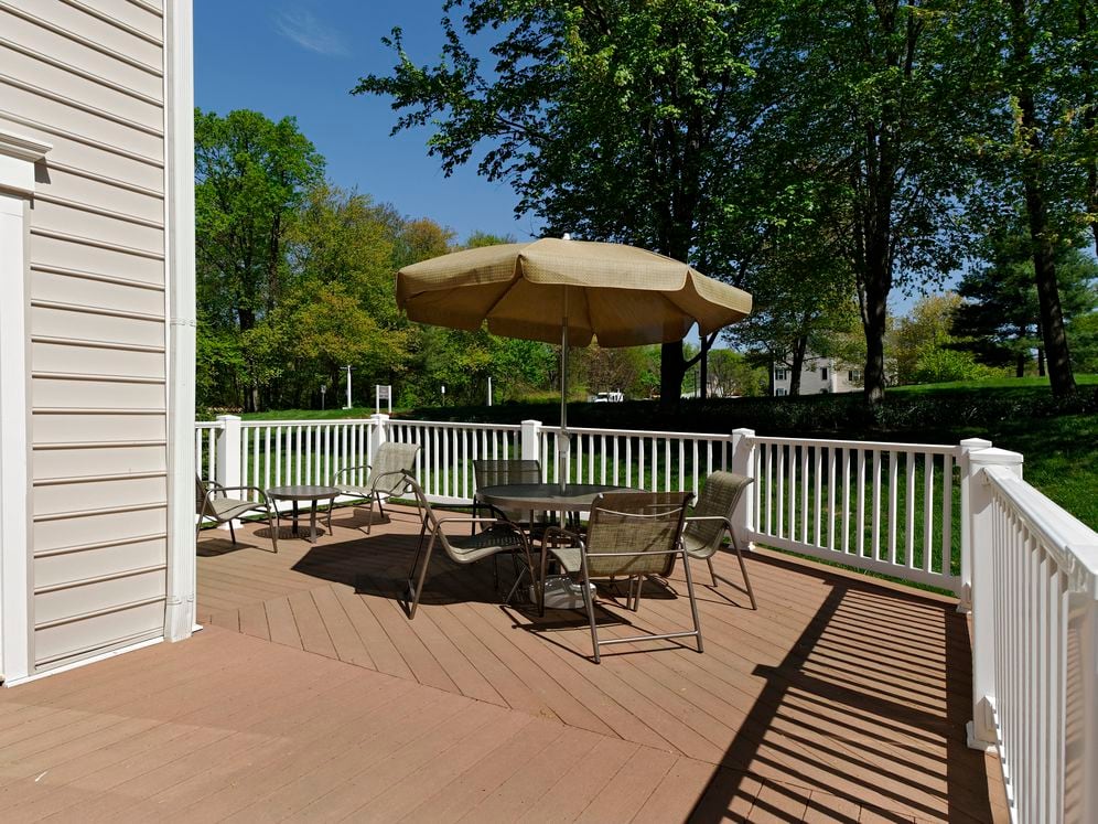 Resident lounge patio with dining area with seating