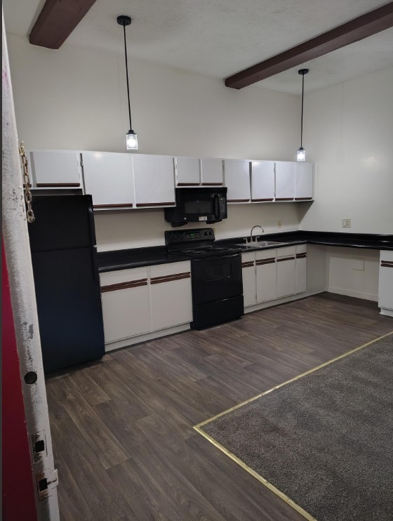 Marlboro Classic Apt & Redwood Square Image 9