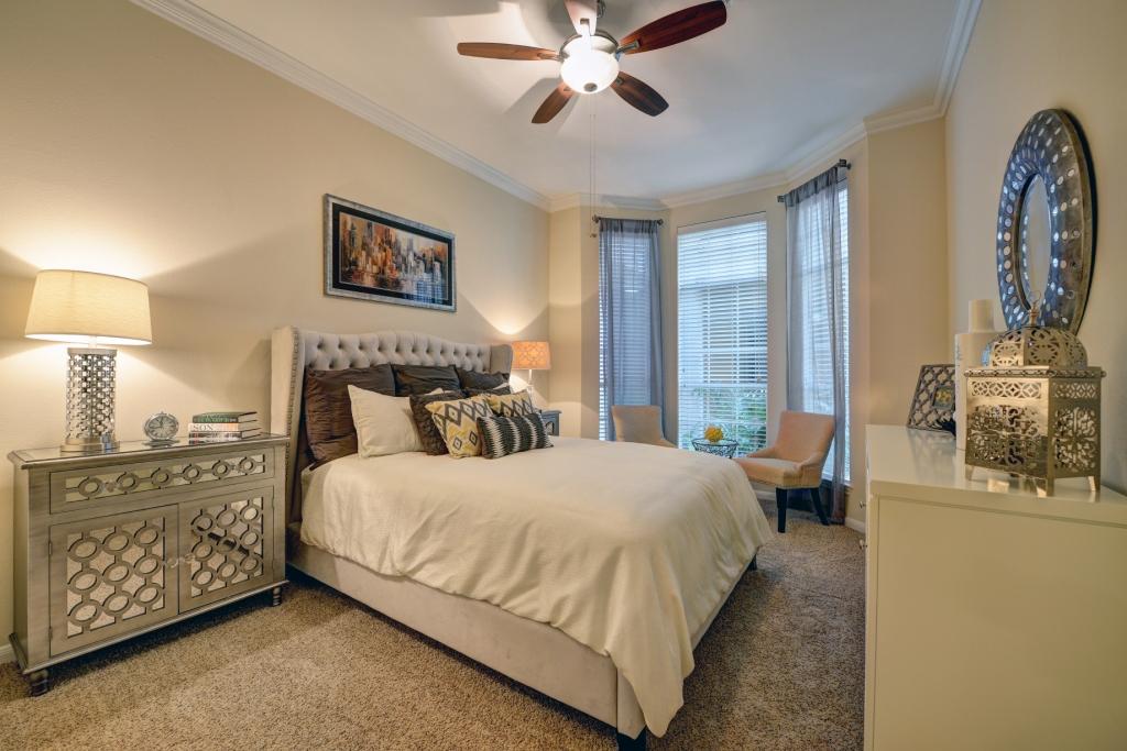 The Left Bank River Oaks Image 12