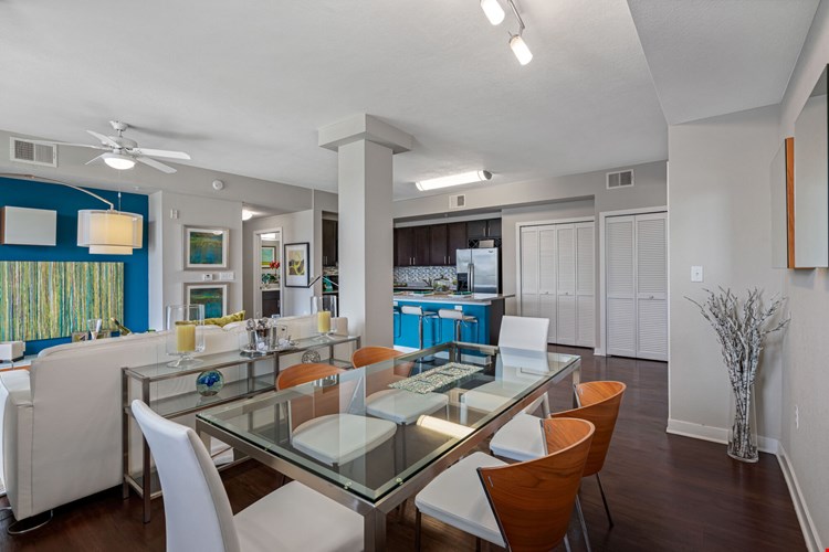 Axis Wellington Green Image 3