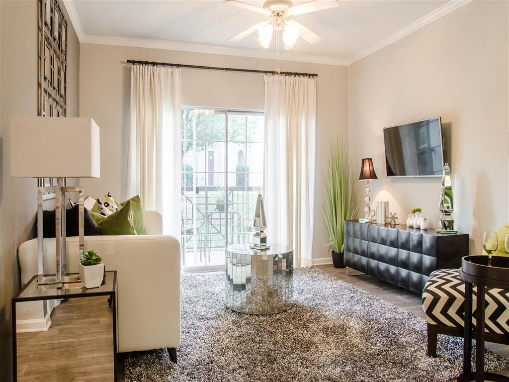 Franklin, TN Luxury Apartments - Harpeth River Oaks Apartments Living Room