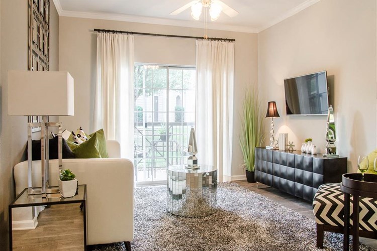 Franklin, TN Luxury Apartments - Harpeth River Oaks Apartments Living Room