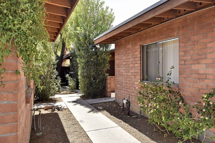 3640  E Bellevue Image 1