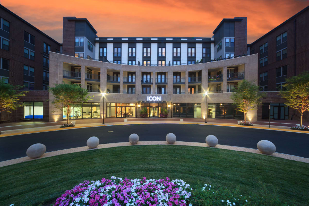 Icon at Dulles Station Image 2