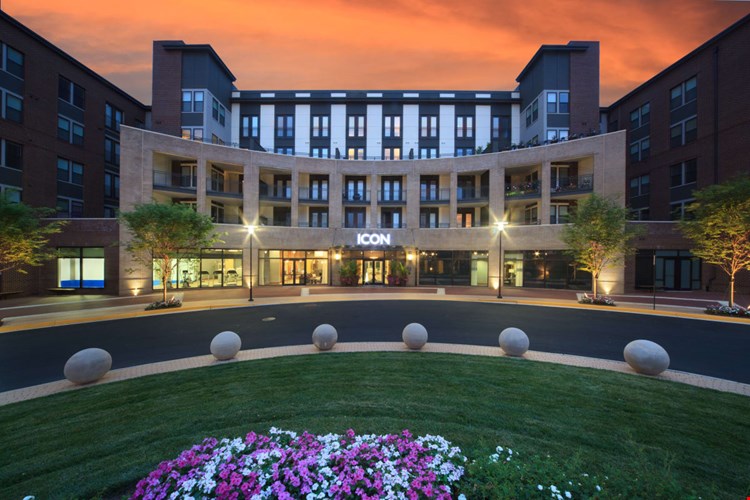 Icon at Dulles Station Image 2