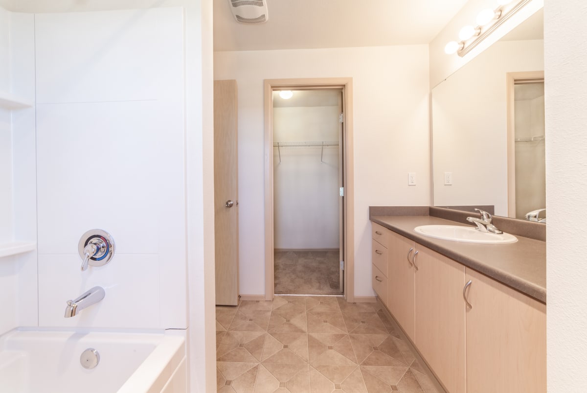 Four Lakes Apartments Image 8