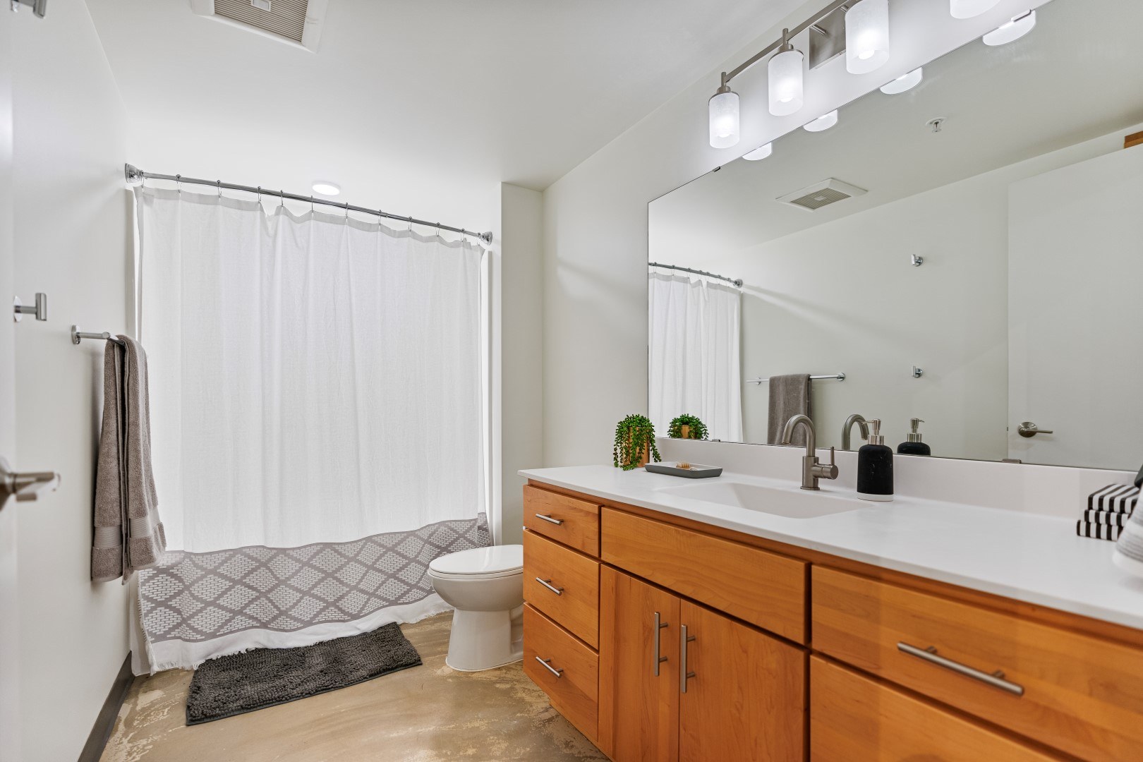 700 Central Historic Lofts & New Flats Image 6