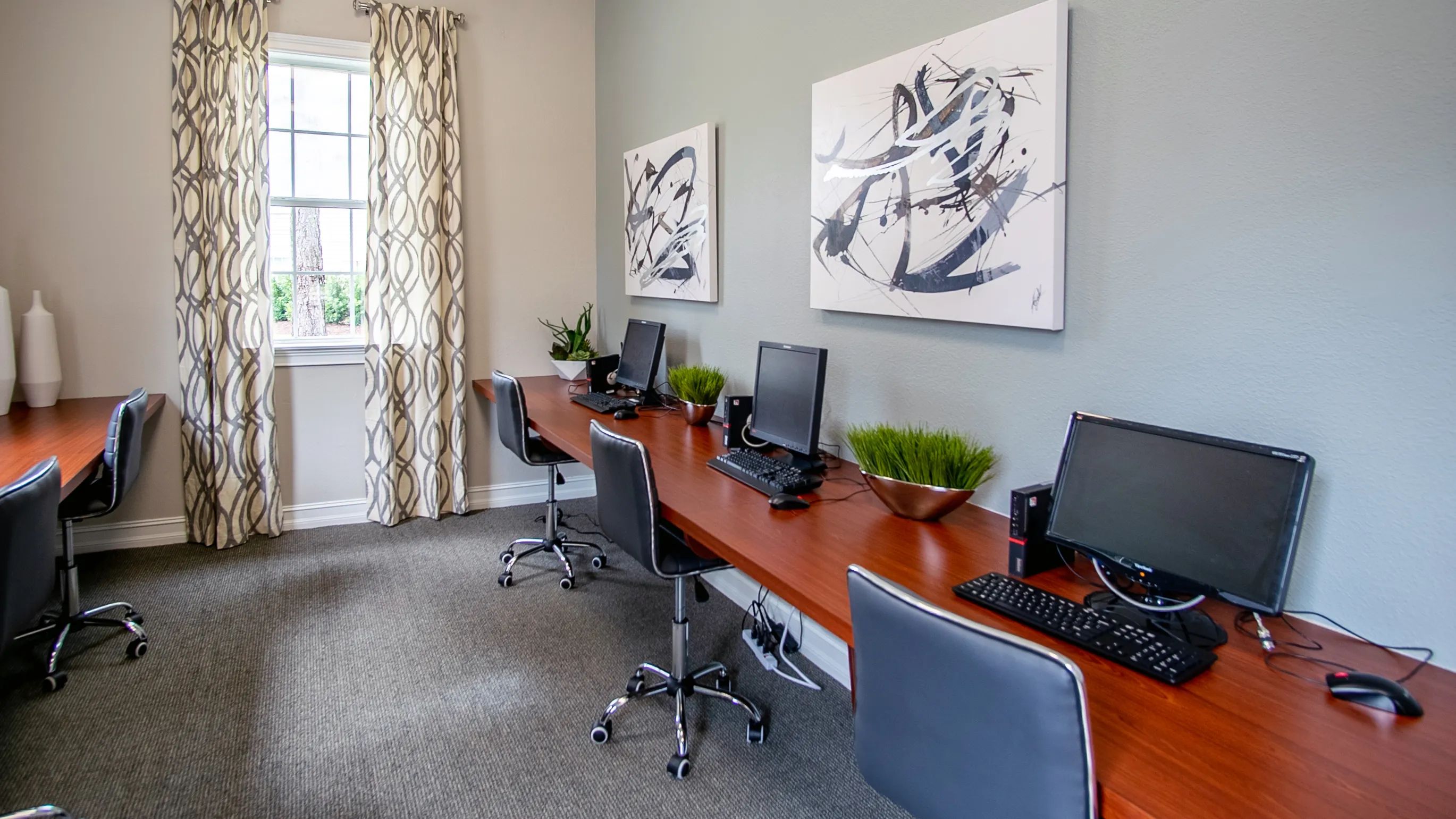 Productivity redefined at Eagle's Pointe's resident business hub. Unleash your potential in a focused, serene space designed to enhance your focus and comfort.